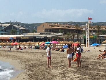 Turistas informándose con los socorristas