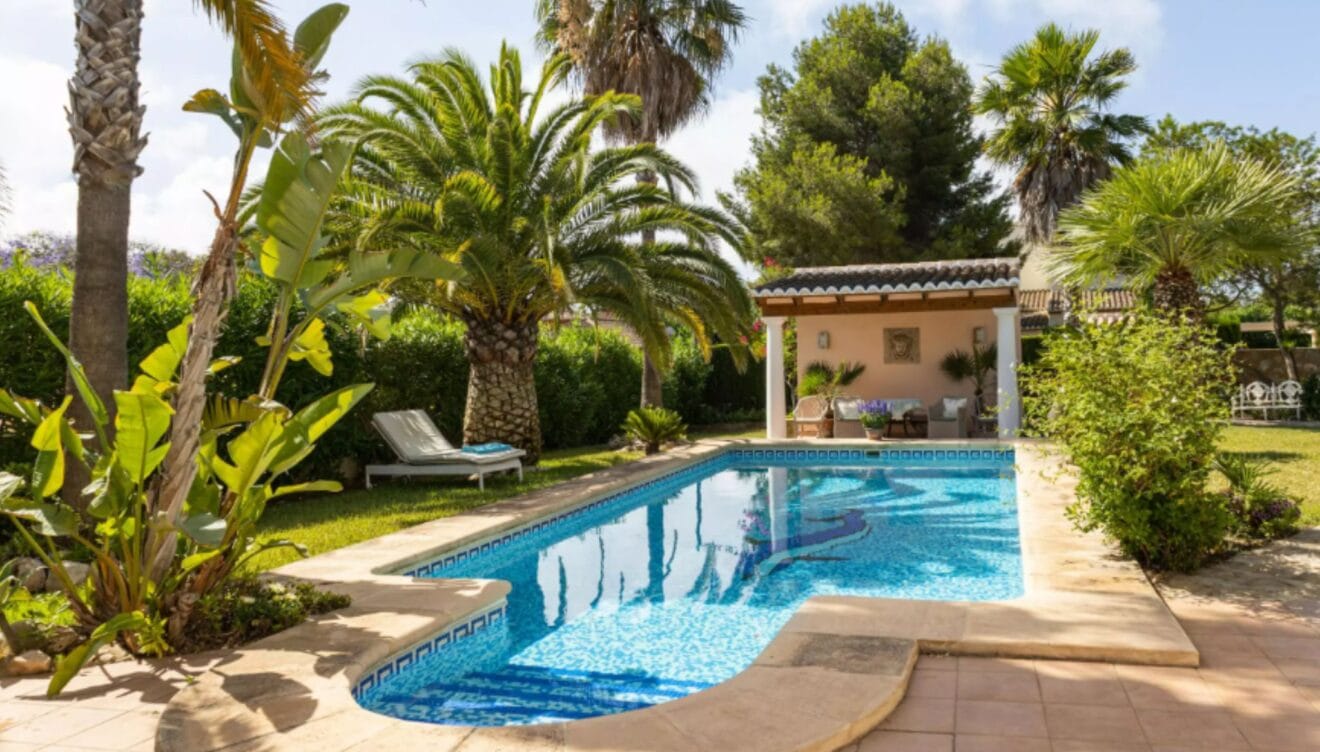 Villa con piscina de aguas cristalinas