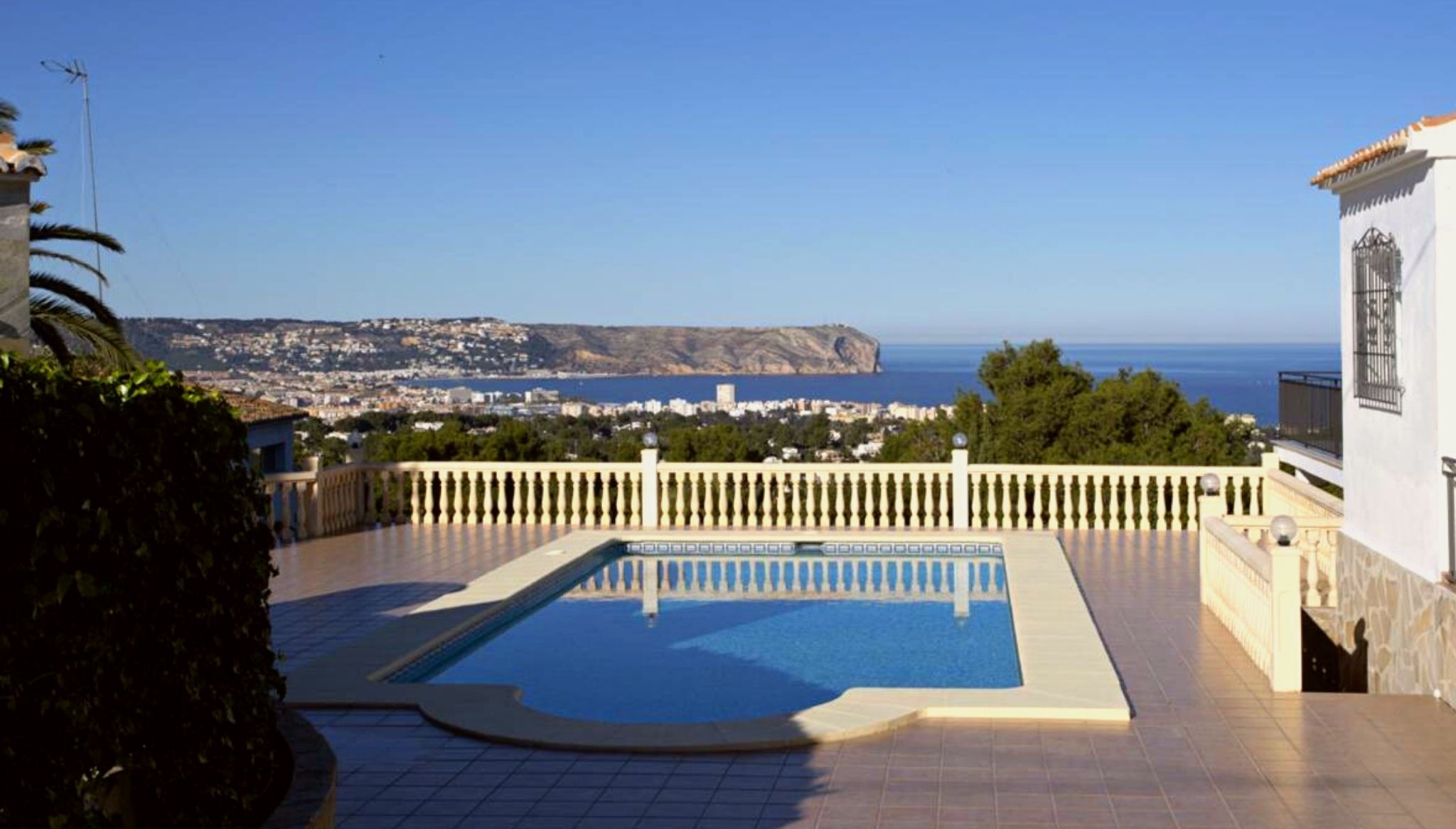 Villa con piscina privada e increíbles vistas a la montaña y al mar