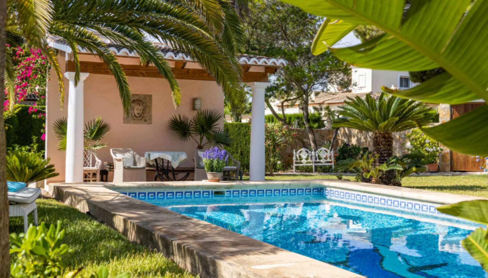 Villa con piscina privada y preciosos jardines