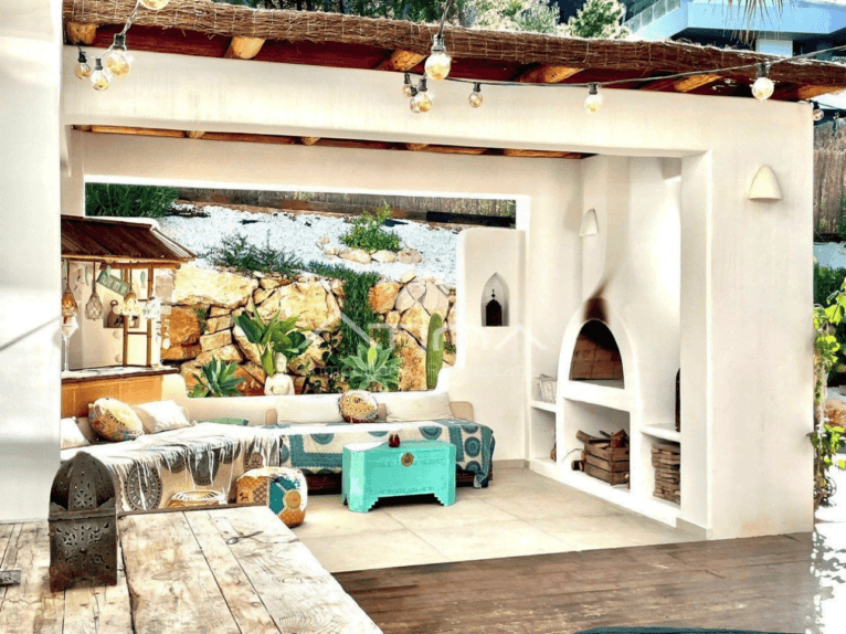 Zona de comedor exterior de estilo boho chic