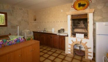 Zona para cocinar equipada con barbacoa de obra