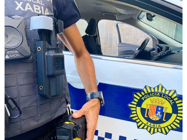 Imagen: Agente de Policía Local Xàbia con el torniquete