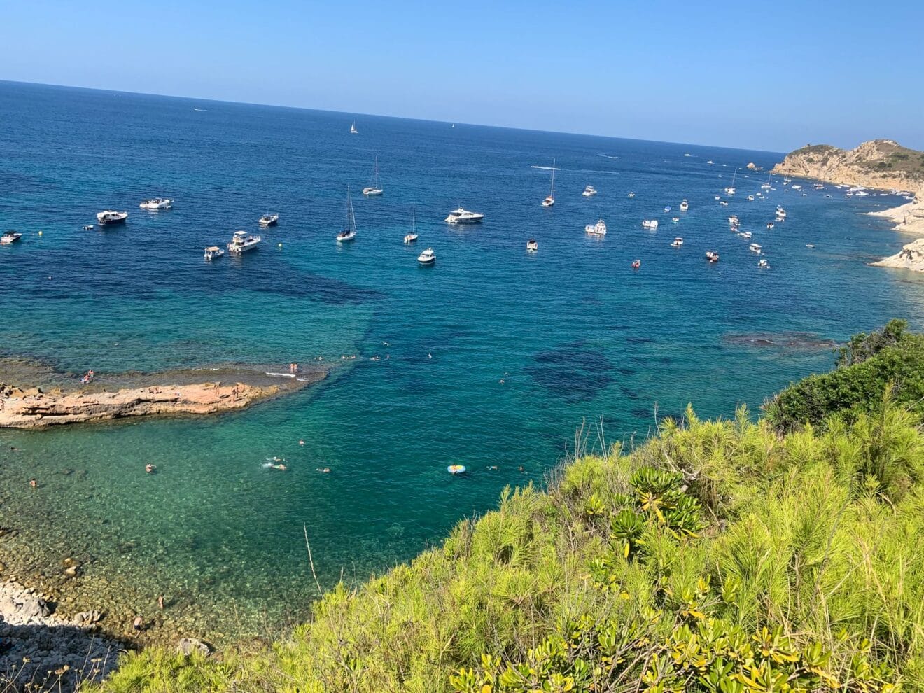 Aguas cristalinas de la Cala Blanca