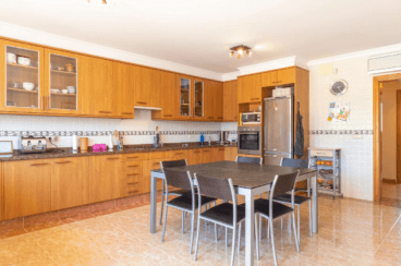 Amplia cocina con mesa para comer