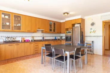 Amplia cocina con mesa para comer