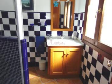 Baño de la vivienda equipado con plato de ducha