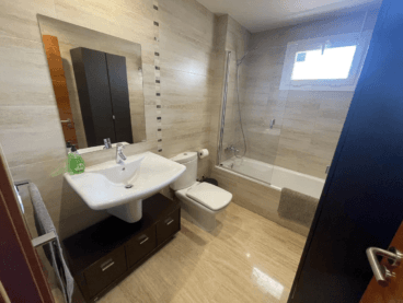 Baño del apartamento equipado con bañera