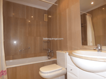 Baño del ático dúplex con bañera