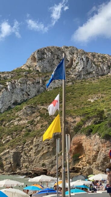 Bandera amarilla en la Cala de la Granadella