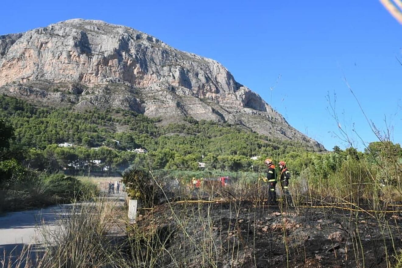 Bomberos sofocando el ncendio a las faldas del Montgó en Xàbia
