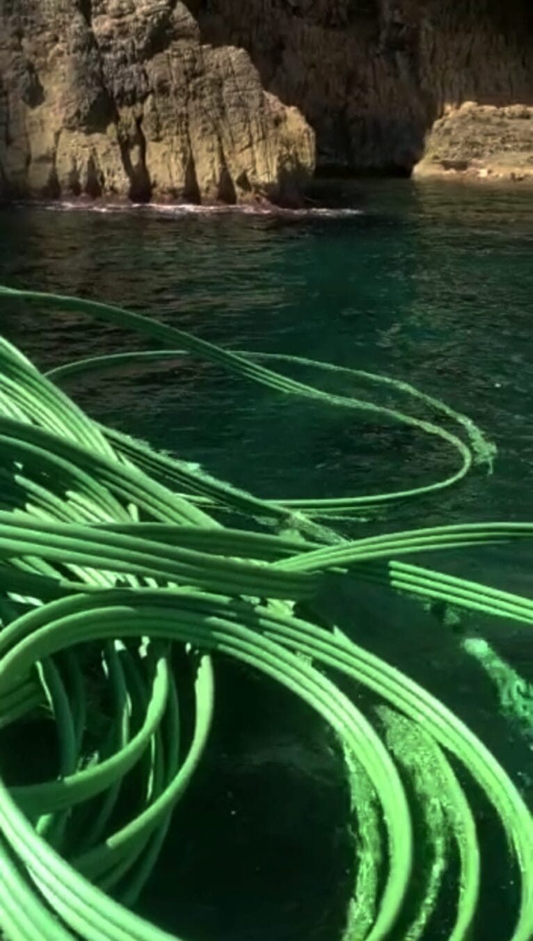 Cable eléctrico en los bajos del Cap de Sant Antoni