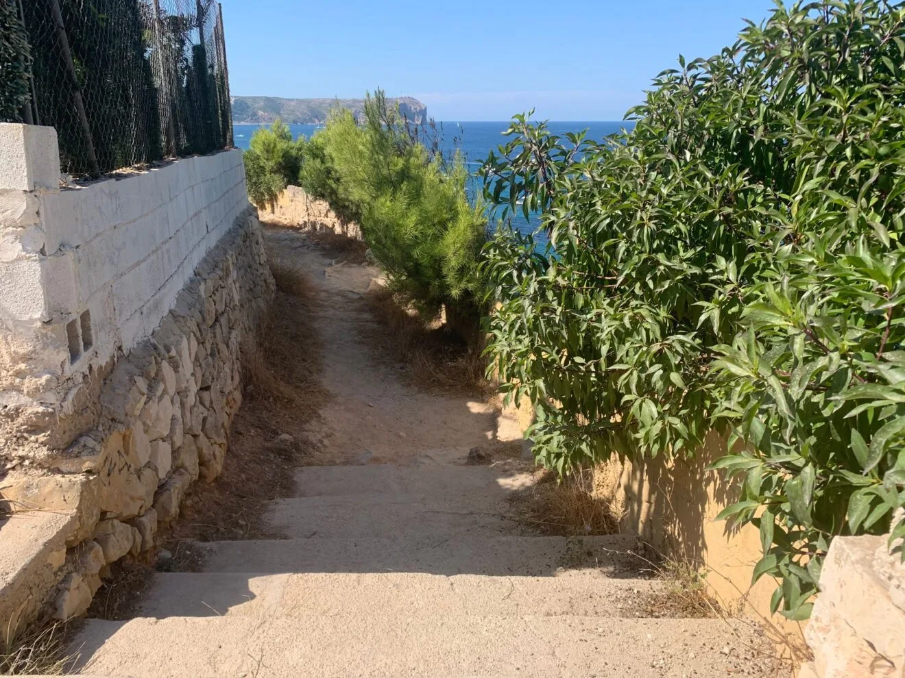 Camino de acceso a pie desde la Cala Blanca al Mirador Les Caletes