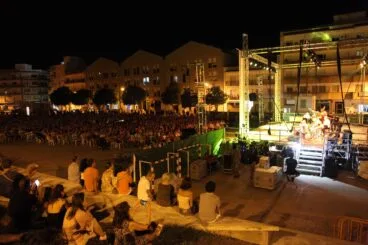 La Plaza de la Constitución repleta en el concierto de Chucho Valdés en el Xàbia Jazz 2022