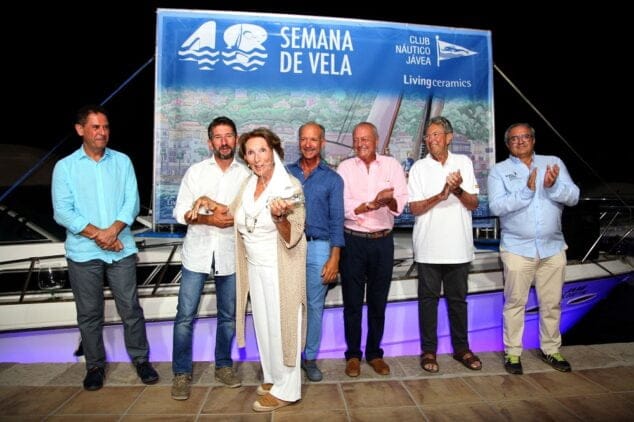 Imagen: Pilar Azcon de Espiritú Tradición recogiendo el premio