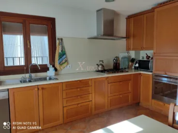 Cocina completamente equipada con armarios de madera