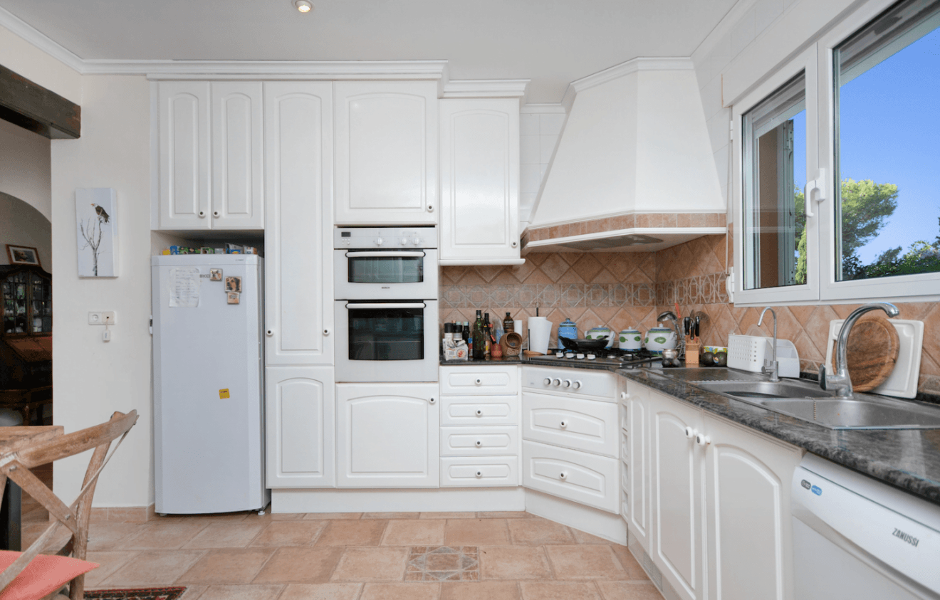 Cocina familiar de estilo rústico totalmente equipada