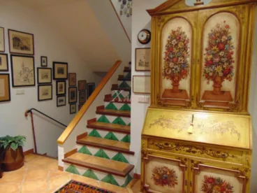 Decoración clásica de la vivienda con un antiguo escritorio