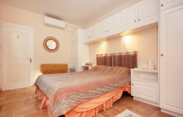 Dormitorio con armarios para almacenaje