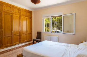 Dormitorio con cama de matrimonio y armarios empotrados