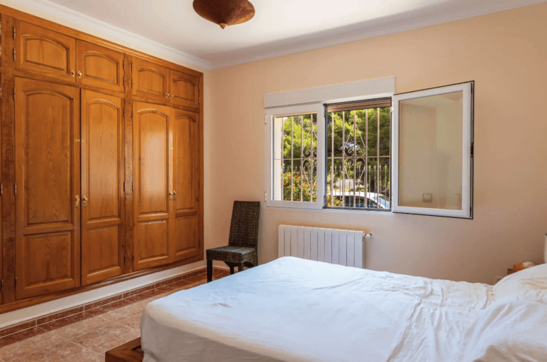 Dormitorio con cama de matrimonio y armarios empotrados