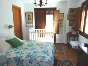 Dormitorio con cama de matrimonio y cuna