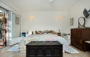 Dormitorio con cama de matrimonio y salida a la terraza
