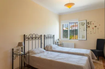 Dormitorio con dos camas individuales