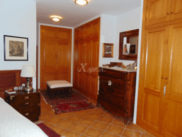 Dormitorio con zona de vestidor con armarios empotrados