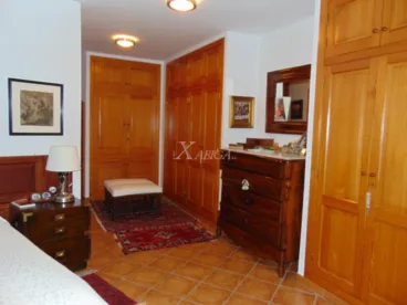 Dormitorio con zona de vestidor con armarios empotrados