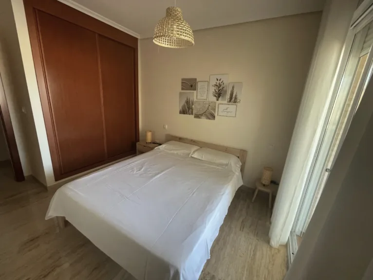 Dormitorio de matrimonio con armario empotrado
