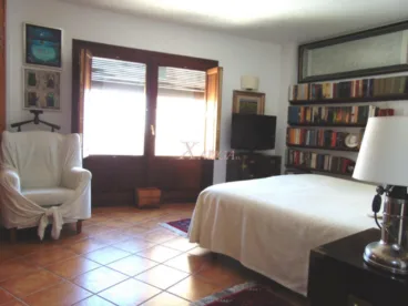 Dormitorio doble con mucha luz y biblioteca
