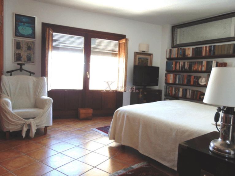 Dormitorio doble con mucha luz y biblioteca