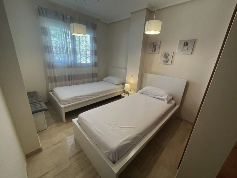 Dormitorio equipado con dos camas individuales