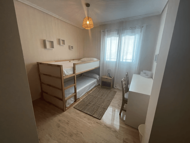 Dormitorio equipado con literas perfecto para niños