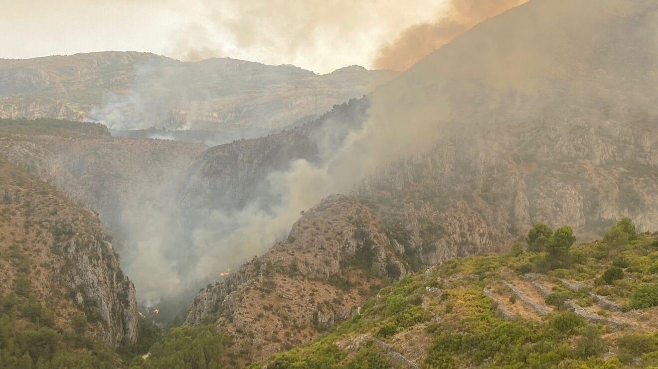 El incendio afecta al Barranc de l'infern