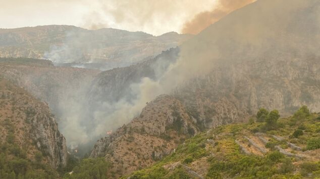 Imagen: El incendio afecta al Barranc de l'infern