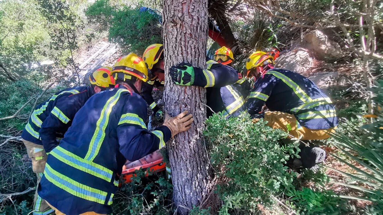 Equipo de rescate subiendo a la persona accidentada