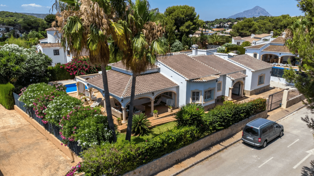 Fachada de la vivienda en venta con Vicens Ash