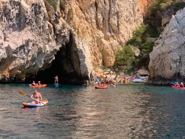 Imagen: Grupo de personas practicando kayak