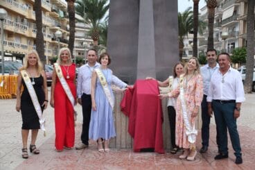 Inauguran la placa del monumento del centenario en el pasacalle del 125 aniversario de las Fiestas de Loreto de Xàbia