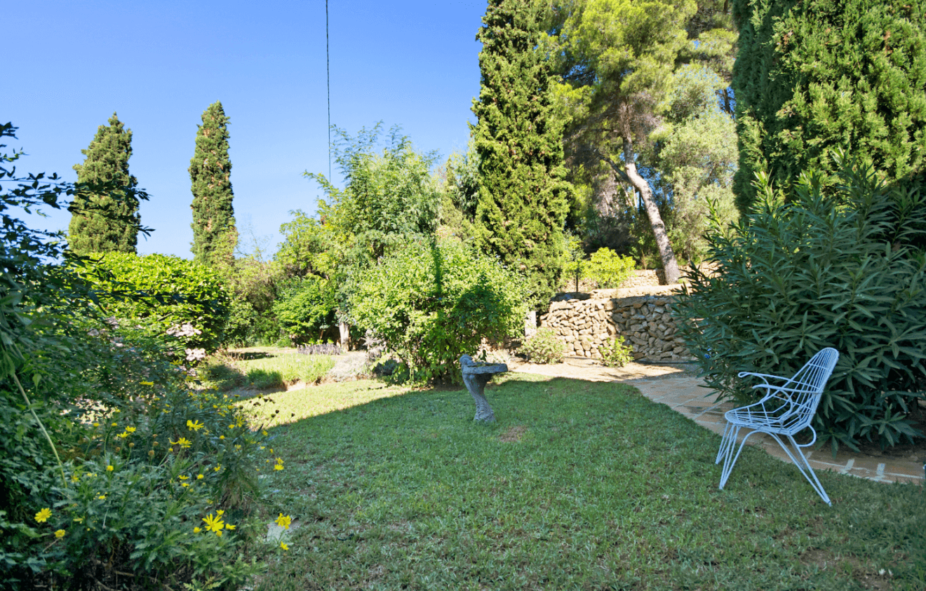 Jardín de la finca de estilo mediterráneo