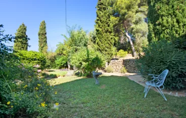 Jardín de la finca de estilo mediterráneo
