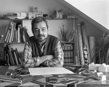 José Cardona ‘El Persa’, al fondo algunos de sus recortables