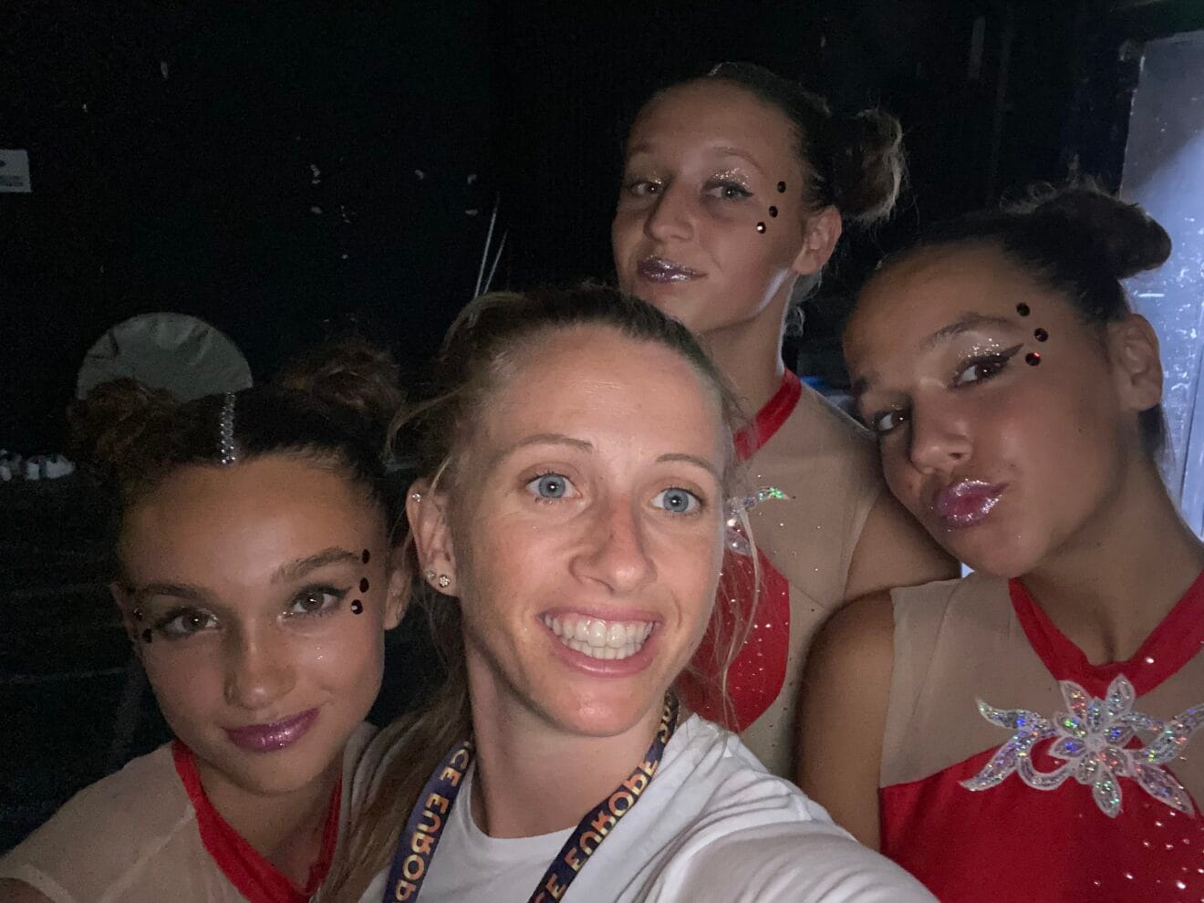 Jóvenes bailarinas de Xàbia con su profesora