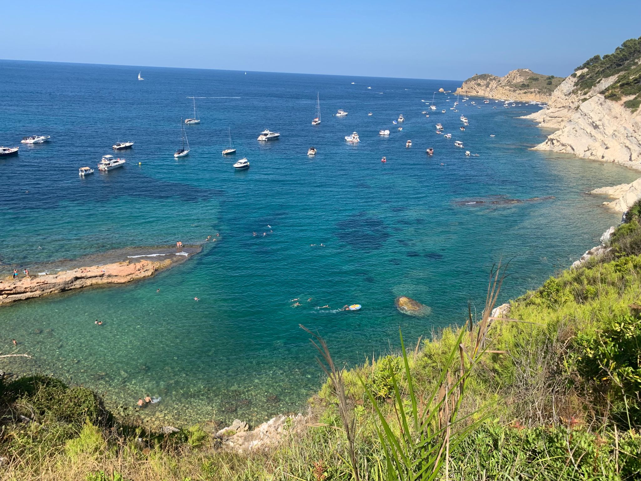 La Cala Blanca y litoral de Xàbia desde el Mirador Les Caletes