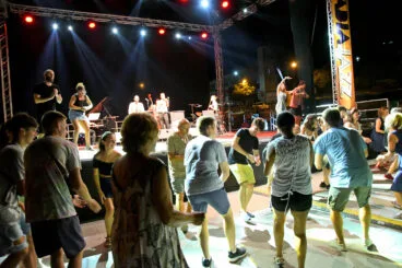 Grupo de personas bailan en el concierto de Le Dancing Pepa en el Xàbia Jazz