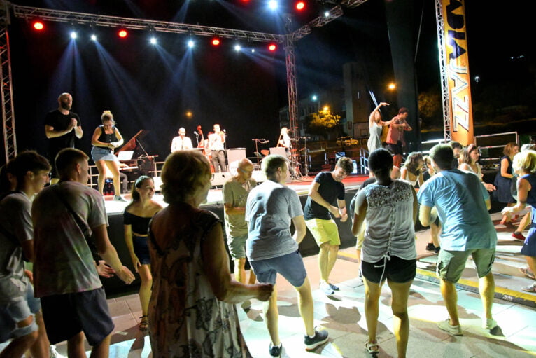 Grup de persones ballen al concert de Le Dancing Pepa al Xàbia Jazz