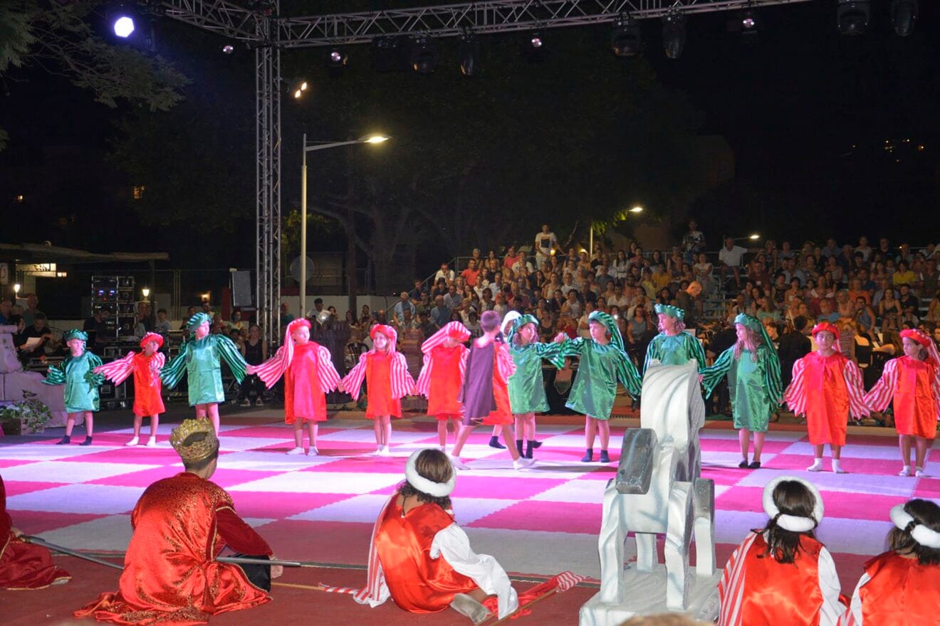 Los más pequeños del Ajedrez Viviente de Xàbia saludando al público