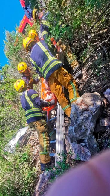 Los medios de rescate subiendo a la mujer en camilla